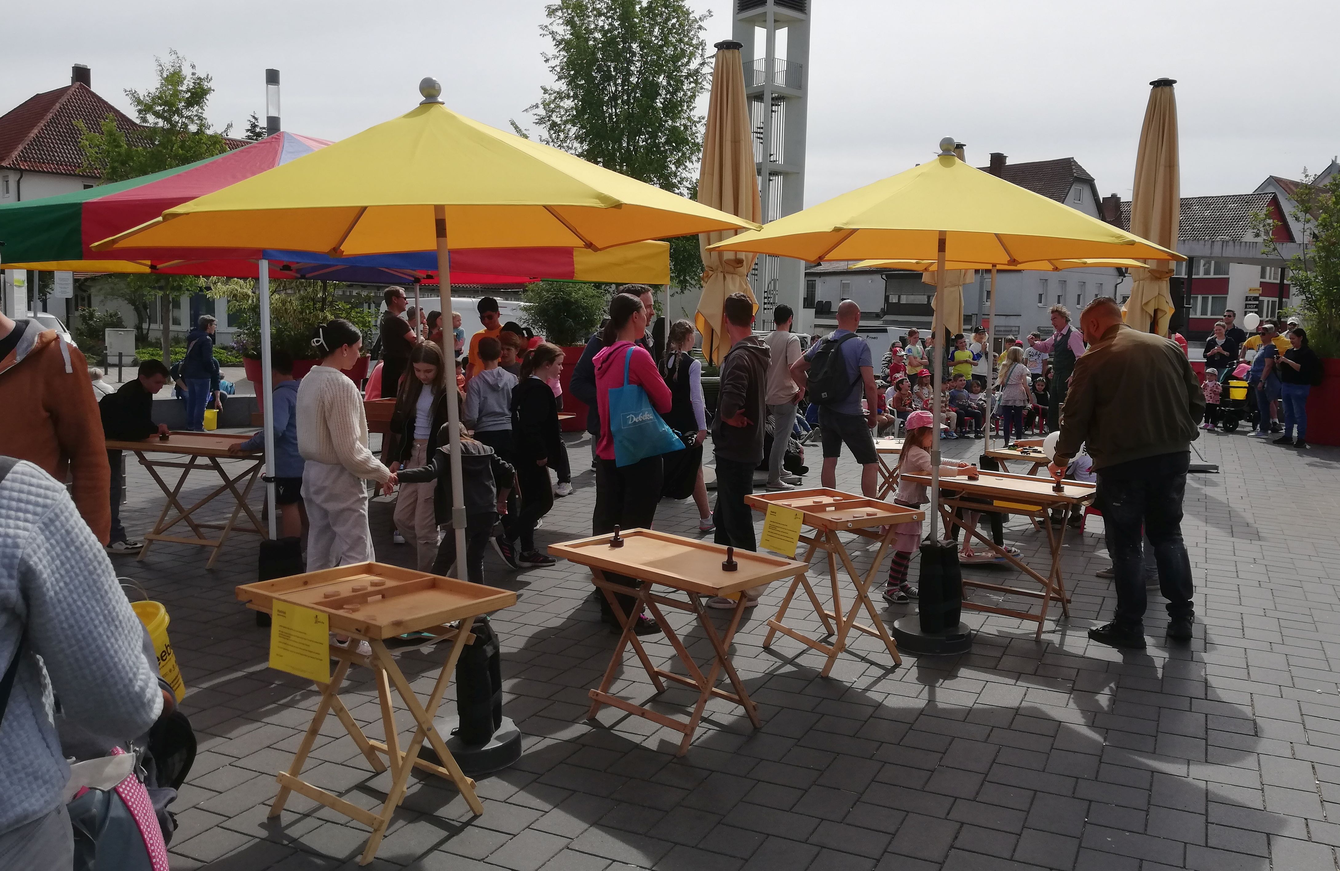 Spiele und Sonnenschirme des Spieleparadieses der Spielanimation in Rutesheim